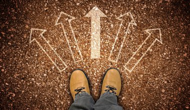 Sarı deri ayakkabılar ve yerde beş tebeşir okları - seçim konsepti