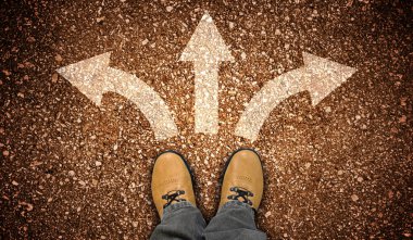 Sarı deri ayakkabılar ve yerde üç tebeşirli ok - karar konsepti