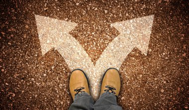 Sarı deri ayakkabılar ve iki sağ ve sol tebeşirli ok - seçmeli kavram