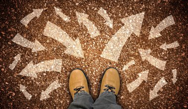 Sarı deri ayakkabılar ve çeşitli yönlerde tebeşir gibi oklar - kaos konsepti