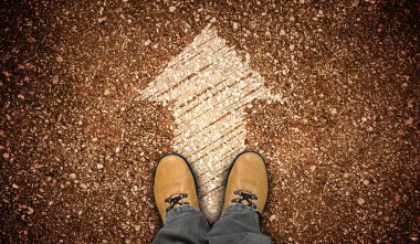 Sarı deri ayakkabılar ve yerdeki tebeşir oku - ileri konsept