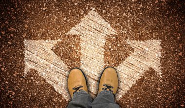 Sarı deri ayakkabılar ve yerde üç tebeşirli ok - karar konsepti