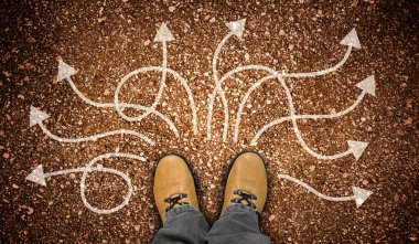 Sarı deri ayakkabılar ve yerde bir sürü kıvrımlı tebeşir okları - karar konsepti