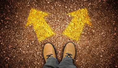 Sarı deri ayakkabılar ve iki sağ ve sol tebeşirli ok - seçmeli kavram