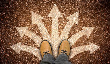 Sarı deri ayakkabılar ve yerde tebeşirli oklar - karar konsepti