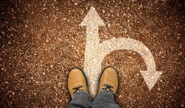 Sarı deri ayakkabılar ve yerde iki ileri ve geri ok.