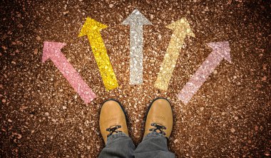 Sarı deri ayakkabılar ve yerde beş renkli tebeşir oku - yön konsepti