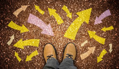 Sarı deri ayakkabılar ve çeşitli yönlerdeki birçok renkli tebeşir okları - kaos kavramı