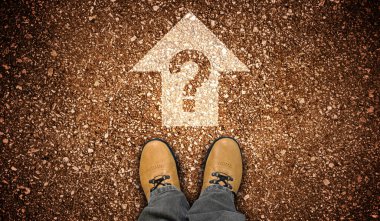 Sarı deri ayakkabılar, ileri ok ve soru işareti - problem kavramı