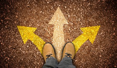 Sarı deri ayakkabılar ve yerde üç renkli tebeşir oku - yön konsepti