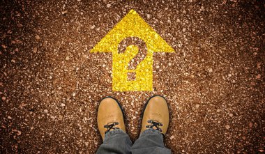 Sarı deri ayakkabılar, sarı ileri ok ve soru işareti - problem kavramı