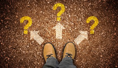 Sarı deri ayakkabılar, üç ok ve soru işaretleri - sorun kavramı