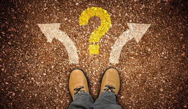 Sarı deri ayakkabılar, iki ok ve soru işareti - sorun kavramı