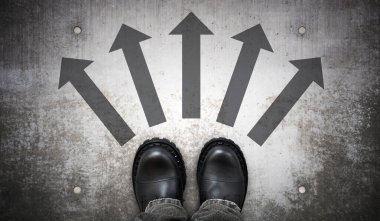 Ağır siyah deri çizmeler ve yerde beş ok - seçim konsepti