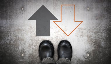 Ağır siyah deri çizmeler ve yerde ileri ve geri oklar.