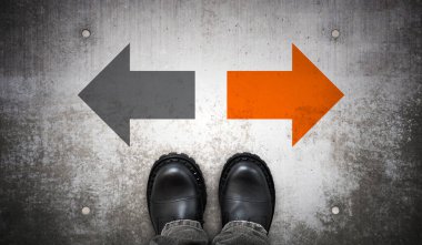 Ağır siyah deri çizmeler ve yerde iki ok - seçmeli kavram