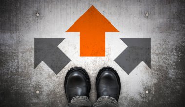 Ağır siyah deri çizmeler ve yerde üç ok - karar konsepti