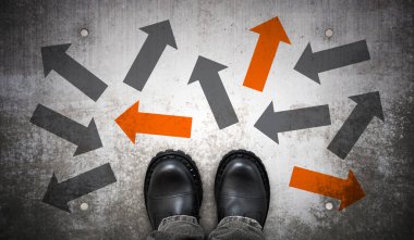 Ağır siyah deri çizmeler ve çeşitli yönlerde birçok ok - kaos konsepti