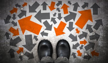 Ağır siyah deri çizmeler ve çeşitli yönlerde birçok ok - kaos konsepti