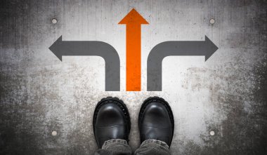 Ağır siyah deri çizmeler ve yerde üç ok - seçmeli kavram