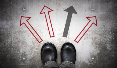 Ağır siyah deri çizmeler ve yerde dört ok - seçmeli kavram