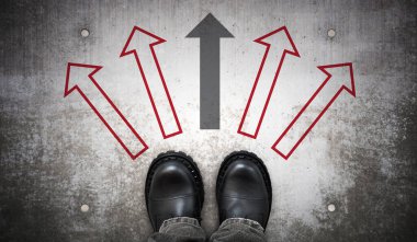 Ağır siyah deri çizmeler ve yerde beş ok - seçim konsepti