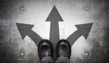 Ağır siyah deri çizmeler ve yerde üç ok - karar konsepti