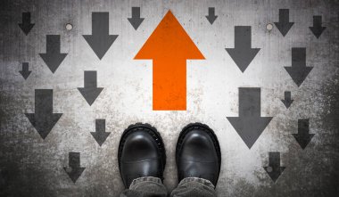 Karşı yönde ağır siyah deri çizmeler ve oklar - motivasyon kavramı