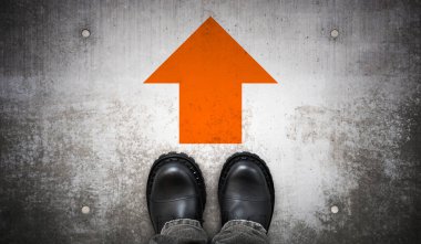 Ağır siyah deri çizmeler ve yerde yeşil oklar - ileri konsept