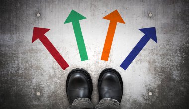 Ağır siyah deri çizmeler ve yerde dört tebeşir rengi ok - yön konsepti