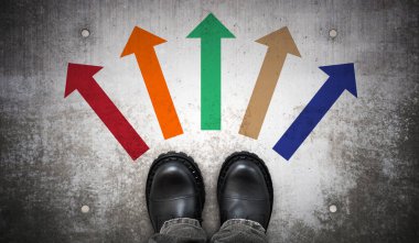 Ağır siyah deri çizmeler ve yerde beş renkli tebeşir ok- yön kavramı