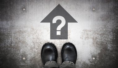 Ağır siyah deri çizmeler, ileri ok ve soru işareti - problem kavramı