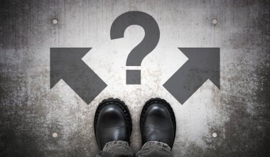 Ağır siyah deri çizmeler, iki ok ve soru işareti - sorun kavramı