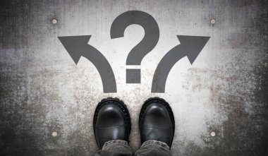 Ağır siyah deri çizmeler, iki ok ve soru işareti - sorun kavramı