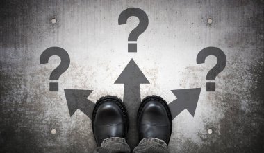 Ağır siyah deri çizmeler, üç ok ve soru işaretleri - sorun kavramı