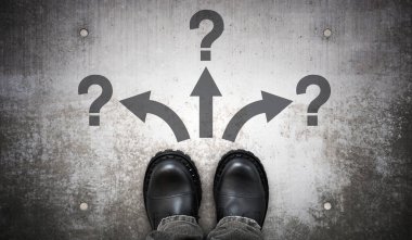 Ağır siyah deri çizmeler, üç ok ve soru işaretleri - sorun kavramı