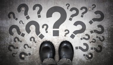 Ağır siyah deri çizmeler ve bir sürü soru işareti - sorun kavramı