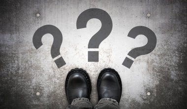 Ağır siyah deri çizmeler ve üç soru işareti - problem konsepti