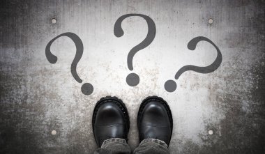 Ağır siyah deri çizmeler ve üç soru işareti - problem konsepti