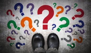 Ağır siyah deri çizmeler ve bir sürü renkli soru işaretleri - şüpheli kavram