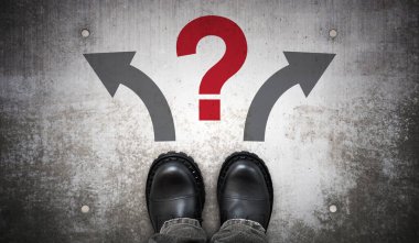 Ağır siyah deri çizmeler, iki ok ve soru işareti - sorun kavramı