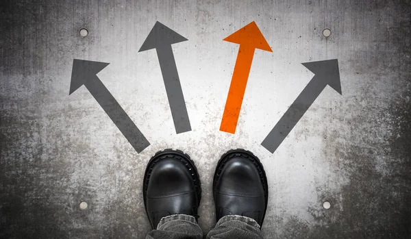 Ağır siyah deri çizmeler ve yerde dört ok - seçmeli kavram