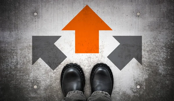 Ağır siyah deri çizmeler ve yerde üç ok - karar konsepti
