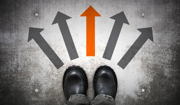 Ağır siyah deri çizmeler ve yerde beş ok - seçim konsepti