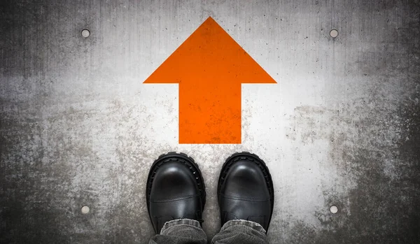 Ağır siyah deri çizmeler ve yerde yeşil oklar - ileri konsept