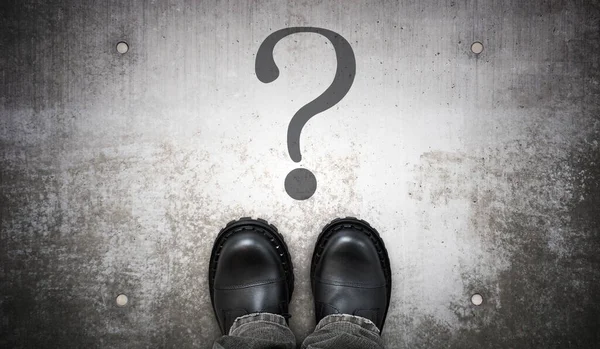 Ağır siyah deri çizmeler ve beyaz soru işareti - problem kavramı