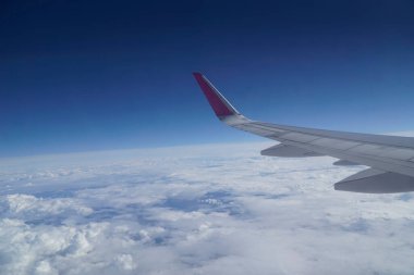 Uçak kanatları ve bulutlar - uçuyor