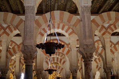 İspanya 'daki Cordoba Camii Katedrali' nde lamba ve kemerler