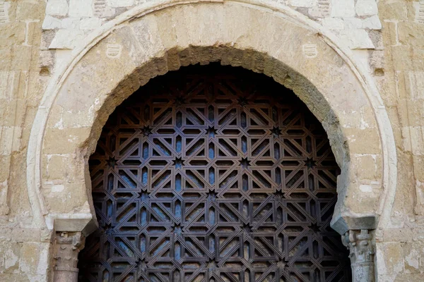 スペインのコルドバ大聖堂のアーチと扉 — ストック写真