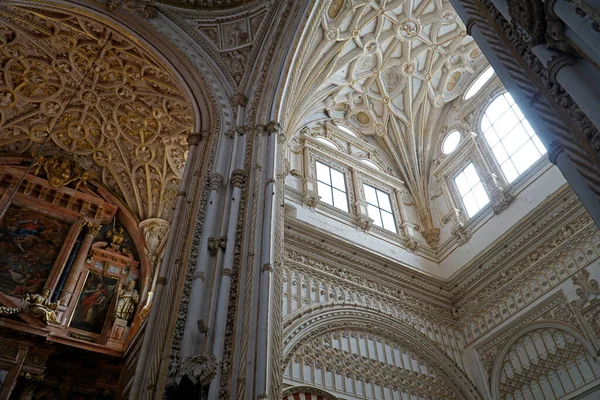 メスキータの内部 スペインのコルドバのモスク 大聖堂 — ストック写真